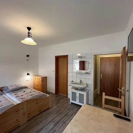 Pensión & Waldkrieber Presseggersee